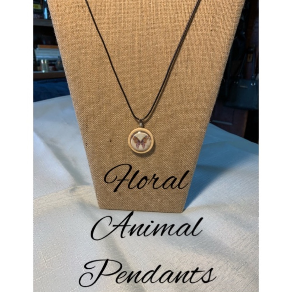 NWT Handmade Pendant w/ Floral Animal Design. See Description!